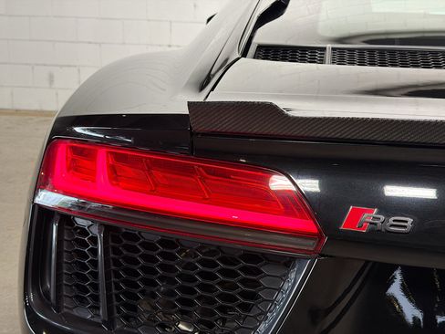 Used 2018 Audi R8 V10 w/ Premium Package RWD image 11