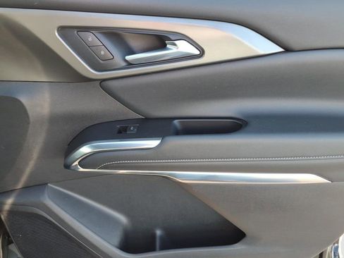 Used 2025 Chevrolet Traverse LT image 9