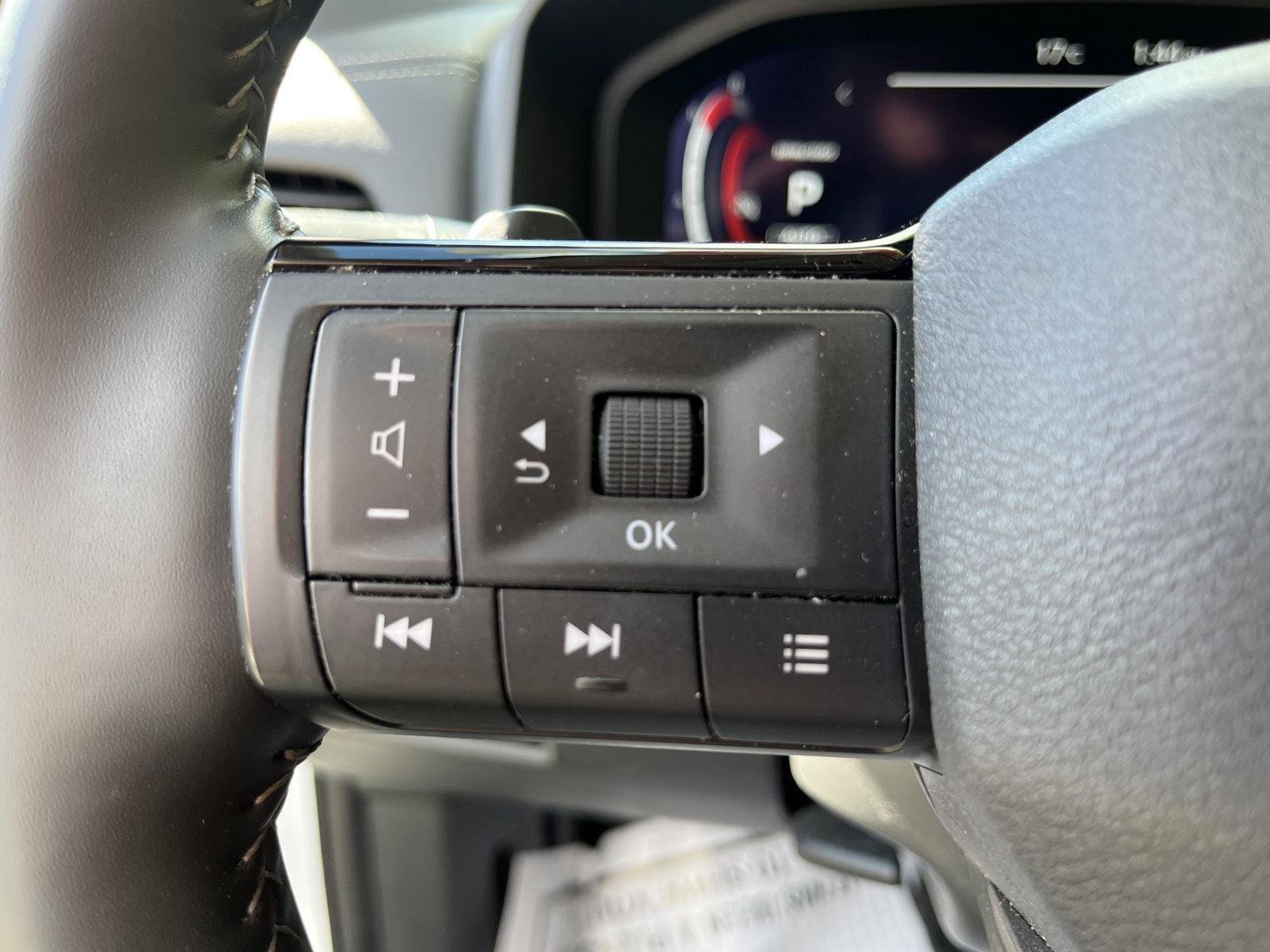 Used 2025 Nissan Rogue SL AWD/4WD image 29