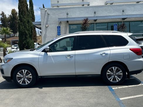 Used 2018 Nissan Pathfinder SL w/ Cargo Package FWD image 7