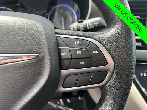 Used 2019 Chrysler Pacifica L FWD image 19