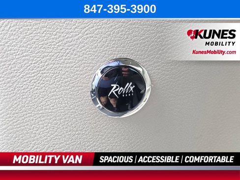 Used 2021 Chrysler Pacifica Touring-L w/ Uconnect Theater Family Group FWD image 20