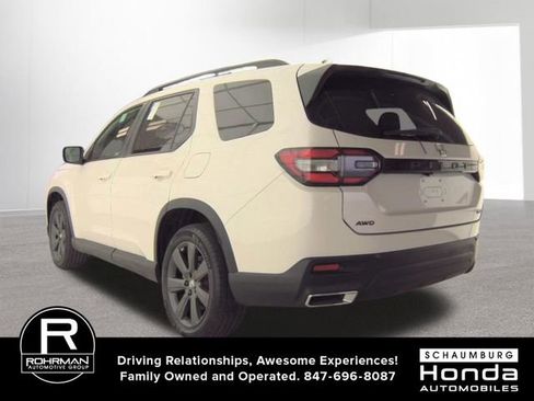 Used 2023 Honda Pilot Sport image 3