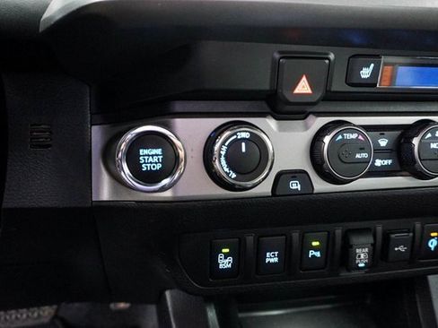 Used 2021 Toyota Tacoma Limited image 17