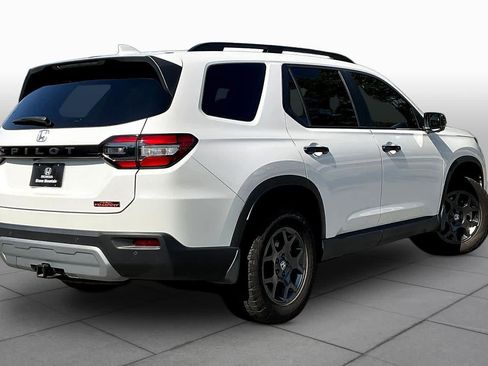 Used 2025 Honda Pilot TrailSport image 13