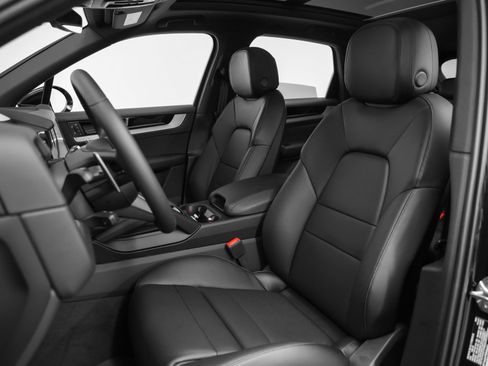 Certified 2025 Porsche Cayenne image 5