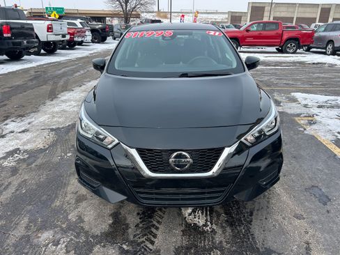 Used 2021 Nissan Versa SV image 2