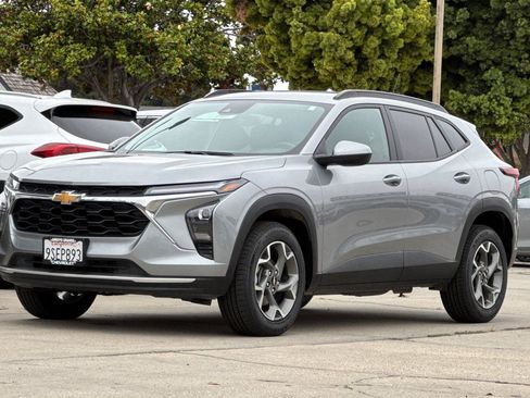 Used 2025 Chevrolet Trax LT w/ Driver Confidence Package FWD image 11
