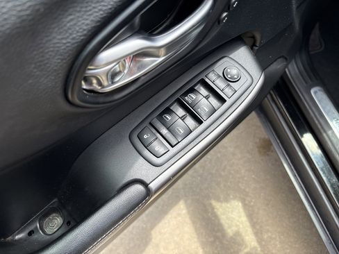 Used 2019 Jeep Cherokee Limited w/ Luxury Group AWD/4WD image 15