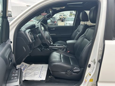 Used 2018 Toyota Tacoma TRD Sport AWD/4WD image 14