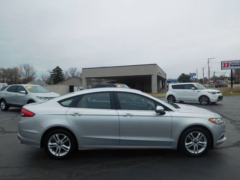 Used 2018 Ford Fusion SE FWD image 2