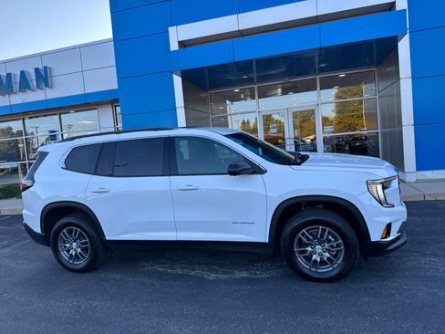Used 2025 GMC Acadia Elevation image 2