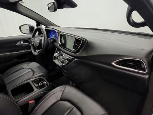 Used 2025 Chrysler Pacifica Select FWD image 37