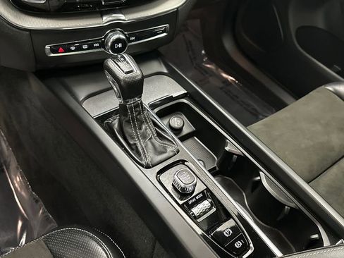 Used 2018 Volvo XC60 T6 R-Design w/ Convenience Package image 14