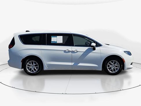 Used 2023 Chrysler Voyager LX FWD image 4