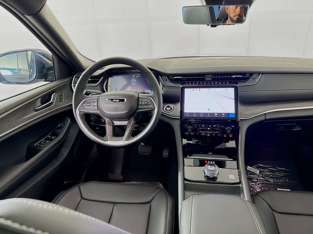 Certified 2025 Jeep Grand Cherokee Limited w/ Luxury Tech Group II RWD image 25