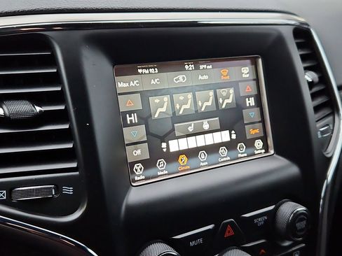 Used 2021 Jeep Grand Cherokee Laredo w/ Security & Convenience Group image 21