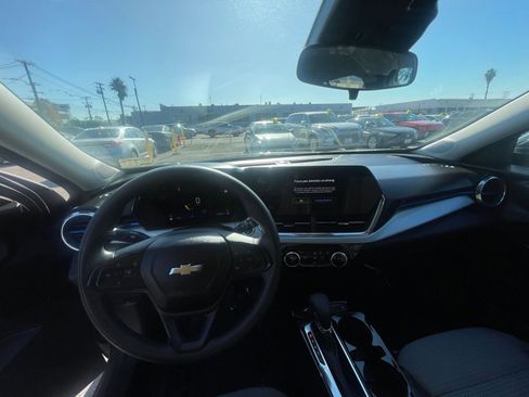 Used 2025 Chevrolet Trax LT image 33