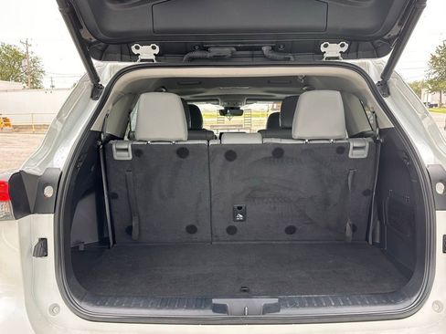 Used 2022 Toyota Highlander XLE AWD/4WD image 16