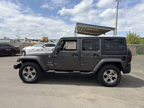 Used 2018 Jeep Wrangler Unlimited Sahara AWD/4WD image 2