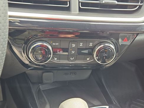 Used 2025 Chevrolet Trax RS w/ Sunroof Package image 13