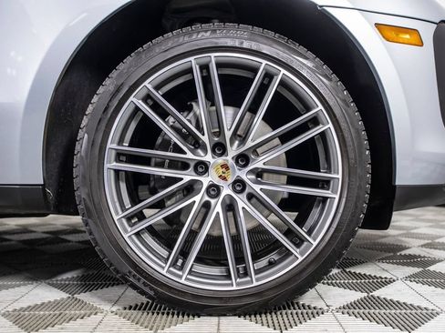 Used 2024 Porsche Macan AWD/4WD image 43