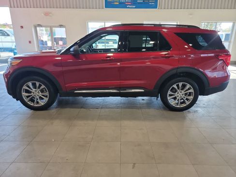 Used 2023 Ford Explorer XLT w/ Equipment Group 202A AWD/4WD image 12