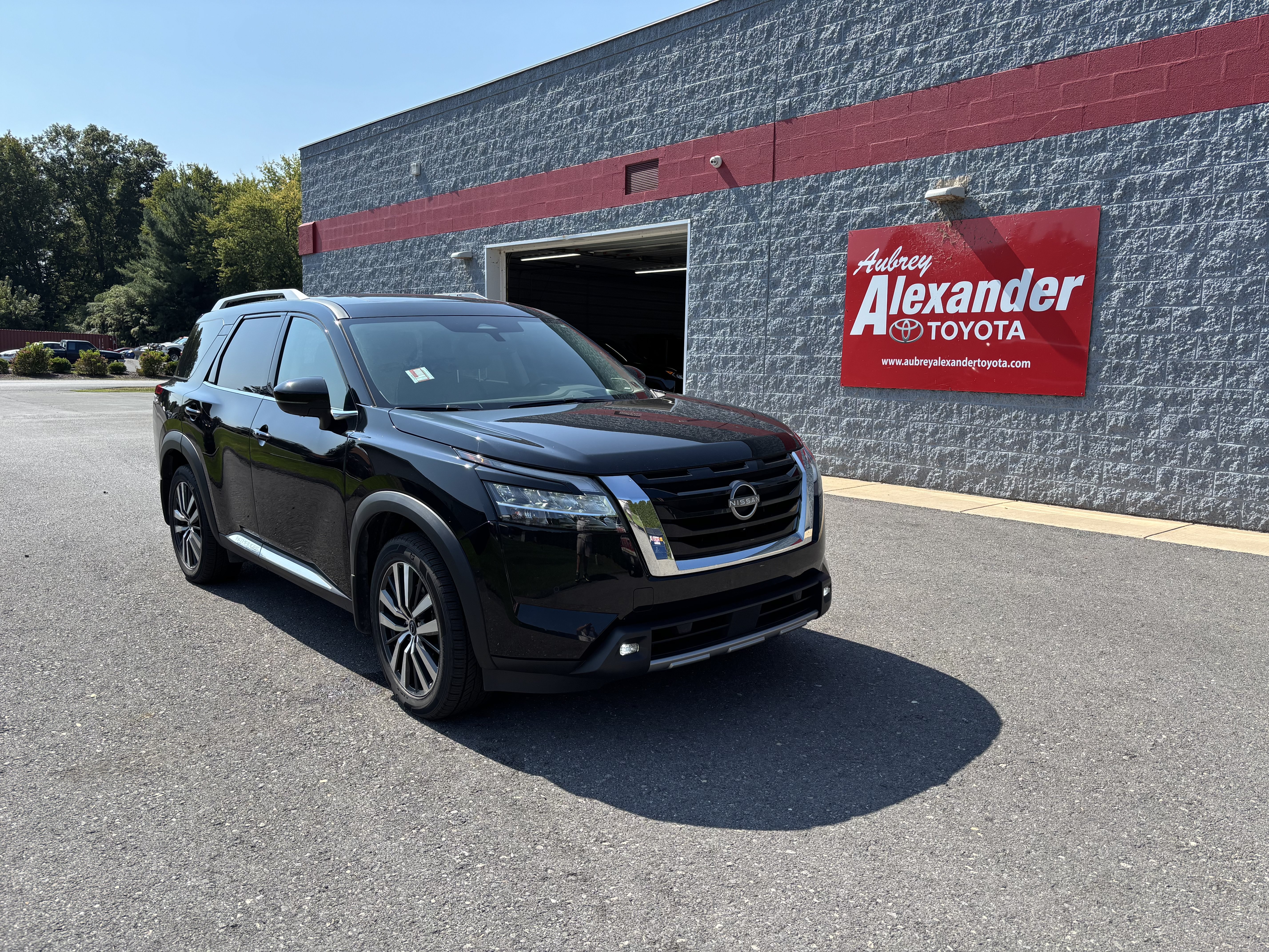 Used 2022 Nissan Pathfinder Platinum AWD/4WD image 1