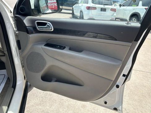 Used 2011 Jeep Grand Cherokee Laredo AWD/4WD image 16