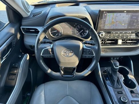 Used 2021 Toyota Highlander Platinum image 11