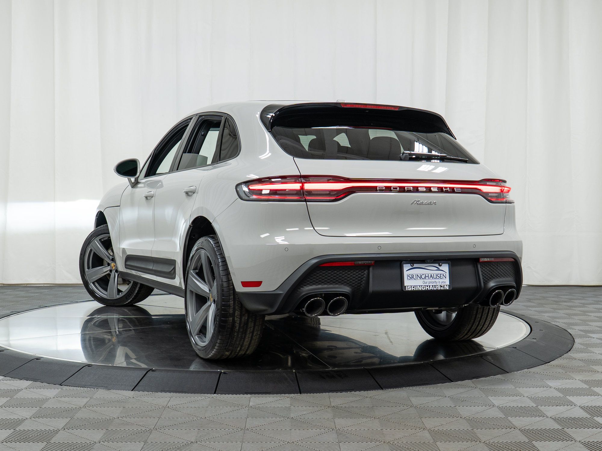 Certified 2025 Porsche Macan AWD/4WD image 32