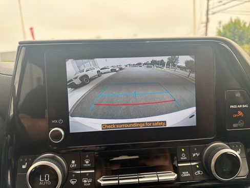 Used 2023 Toyota Highlander XLE AWD/4WD image 22