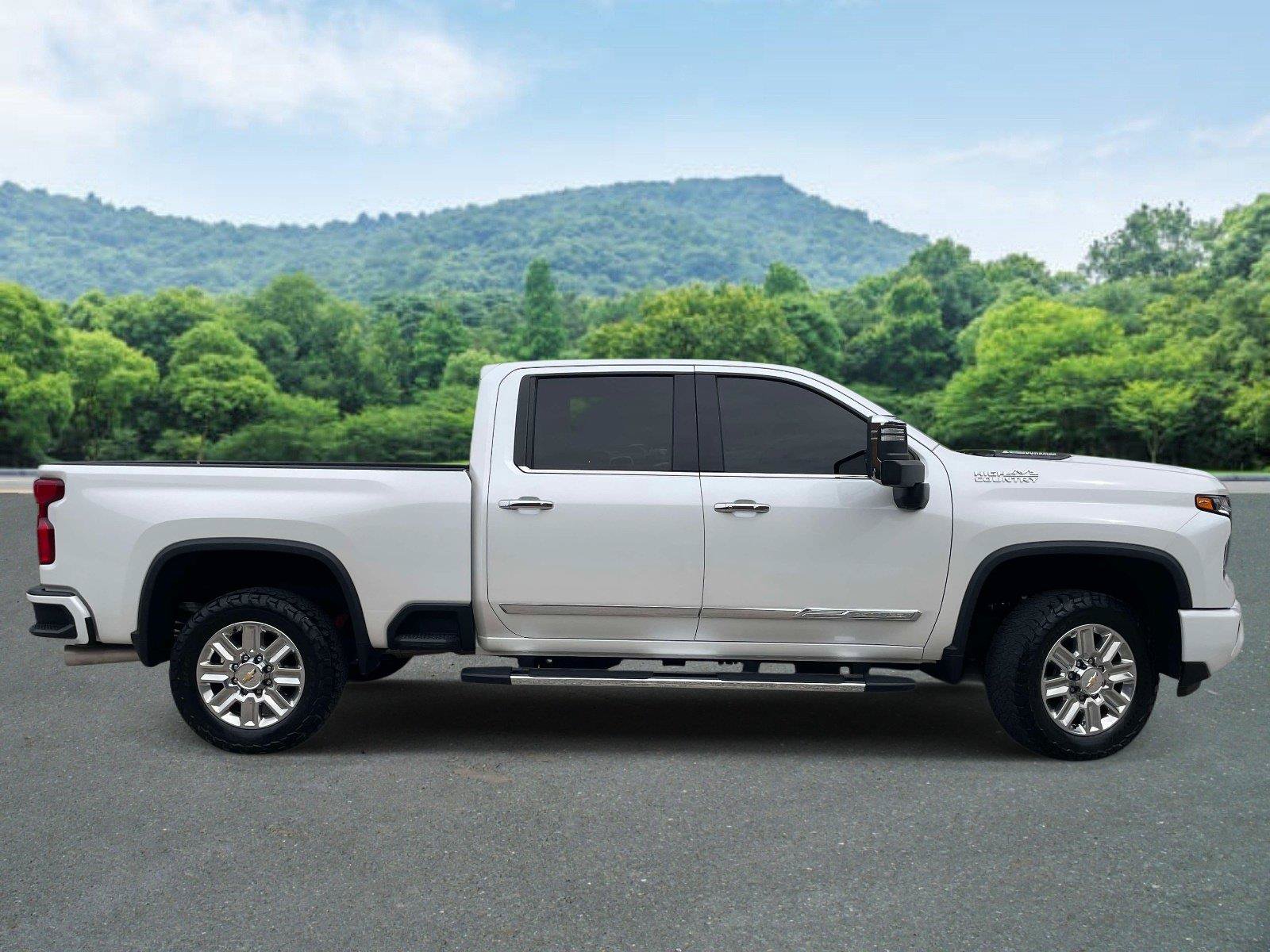 Used 2024 Chevrolet Silverado 2500 High Country w/ Technology Package AWD/4WD image 2
