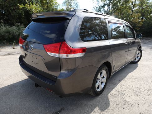 Used 2011 Toyota Sienna LE image 6
