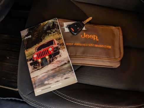 Used 2016 Jeep Wrangler Unlimited Sahara w/ Connectivity Group AWD/4WD image 62