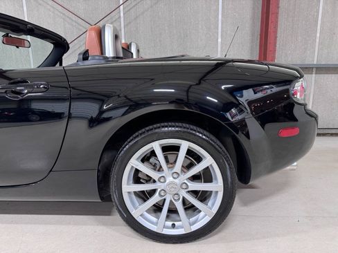 Used 2006 MAZDA MX-5 Miata Grand Touring RWD image 12