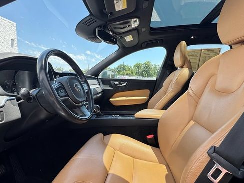 Used 2019 Volvo XC60 T5 Momentum w/ Premium Package AWD/4WD image 19