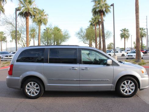 Used 2014 Chrysler Town & Country Touring FWD image 6