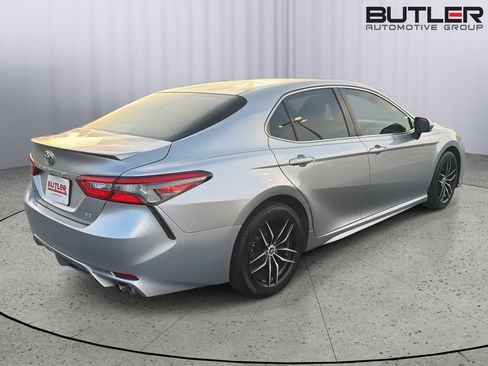Used 2018 Toyota Camry SE w/ Convenience Package FWD image 6