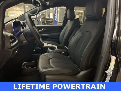 New 2026 Chrysler Pacifica Select image 15