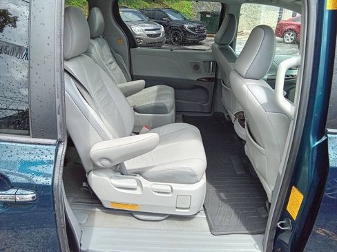 Used 2011 Toyota Sienna Limited w/ Entertainment Pkg FWD image 6