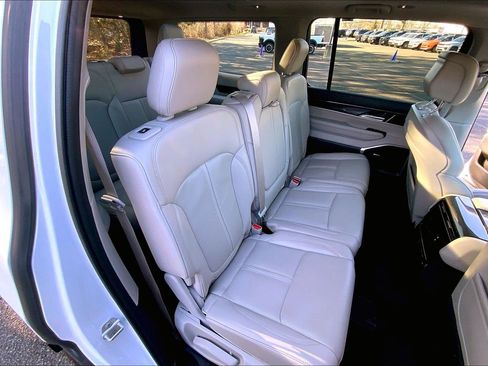 Certified 2024 Jeep Wagoneer 4WD w/ Premium Group I image 19