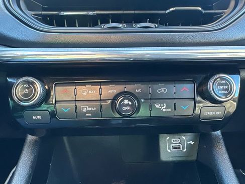 Used 2022 Jeep Compass Limited image 35