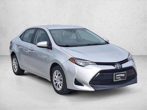 Used 2018 Toyota Corolla LE image 3