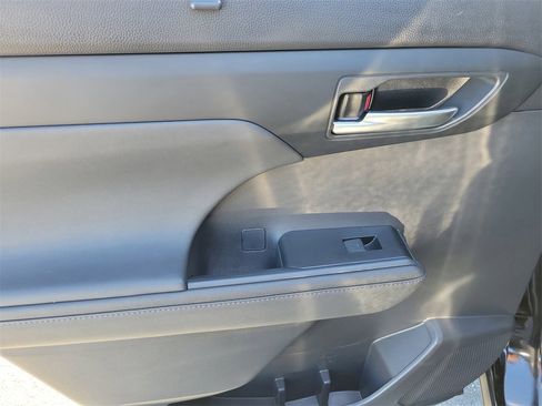 Used 2023 Toyota Highlander XLE image 12