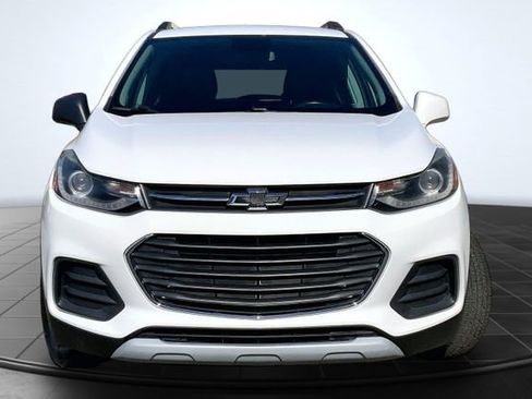 Used 2020 Chevrolet Trax LT w/ LT Convenience Package FWD image 3