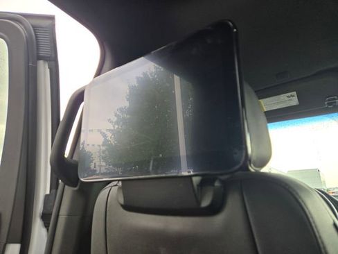 Used 2024 GMC Yukon SLT w/ SLT Luxury Package image 12