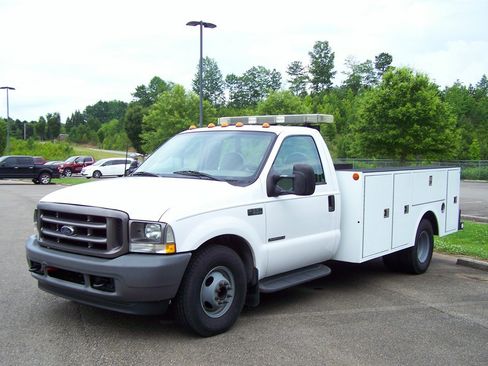 Used 2003 Ford F350 2WD Regular Cab DRW Super Duty image 3