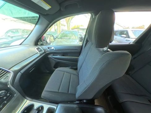 Used 2018 Jeep Grand Cherokee Laredo RWD image 26