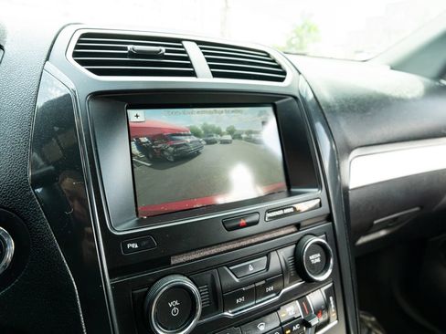 Used 2017 Ford Explorer XLT w/ Equipment Group 202A AWD/4WD image 41